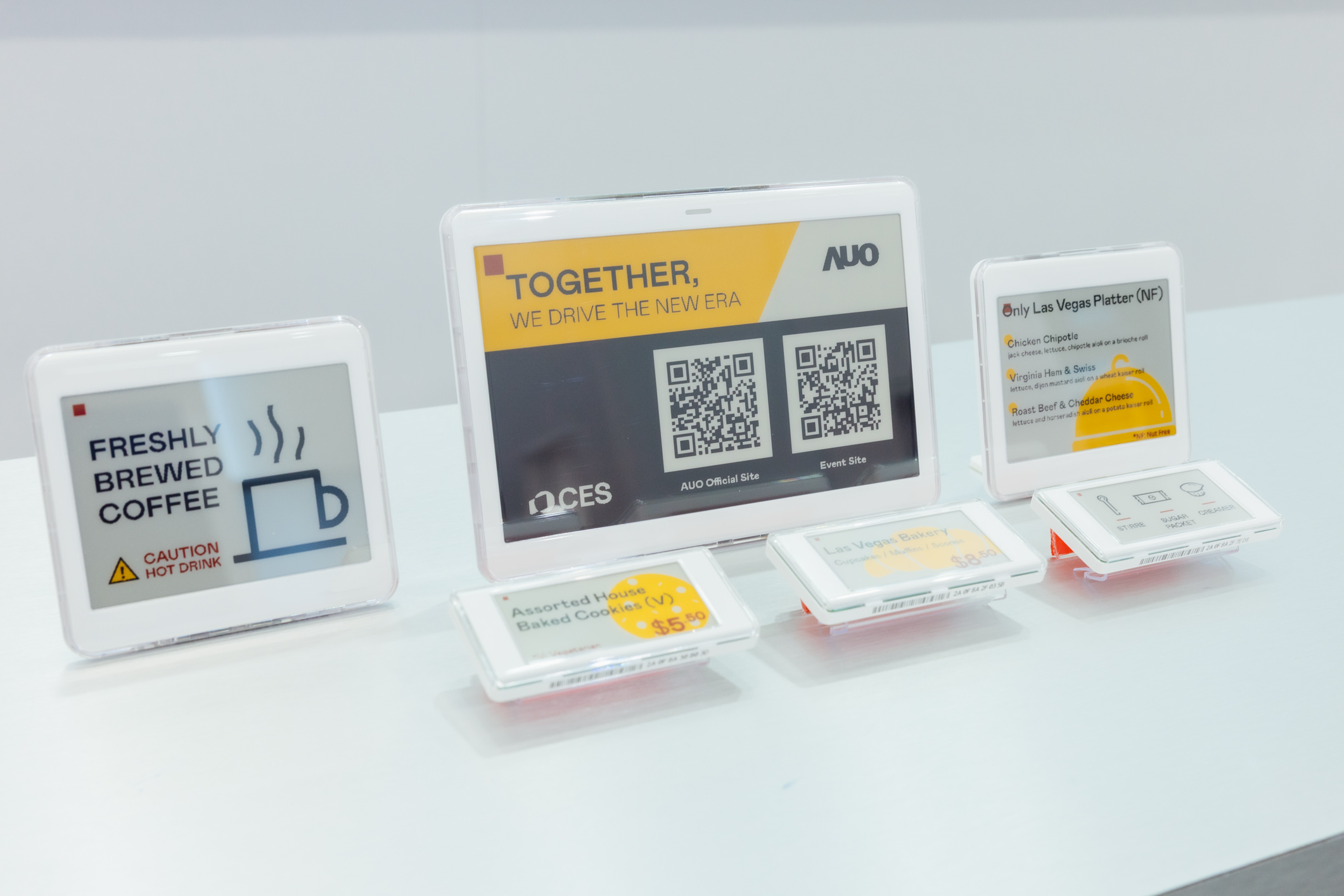 达擎开发的低功耗、全彩的aecoPost电子纸解决方案，仅在更新画面时需要微量的电力驱动，无需布建电线的便捷设计，使其可灵活应用、弹性选择置放处；可搭配aecoTag电子货架卷标解决方案，驱动商店内所有数字广告牌和电子货架卷标，以远程控制实现动态变价，提升门市人员作业效率，并以无纸化落实永续经营目标。