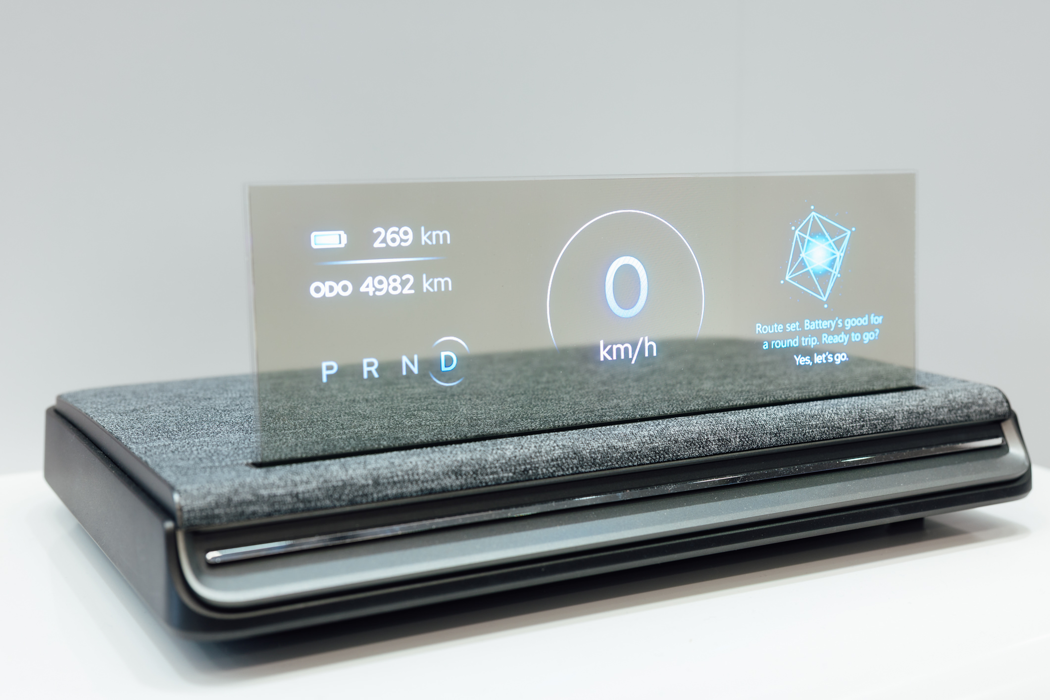 全球首款Aero Module透明Micro LED显示器模块外观轻盈通透，可与数字内容完美融合，提供动态显示、先进控制、个人化沉浸感受。