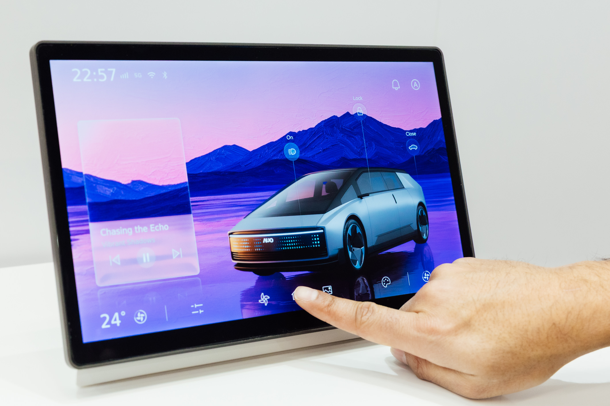 将先进抗反光技术导入于CID中控台呈现全时可视效果，并支持与座舱环境完美融合，带来清晰且不干扰的驾驶与座舱操作体验，兼容座舱质感与行车安全。