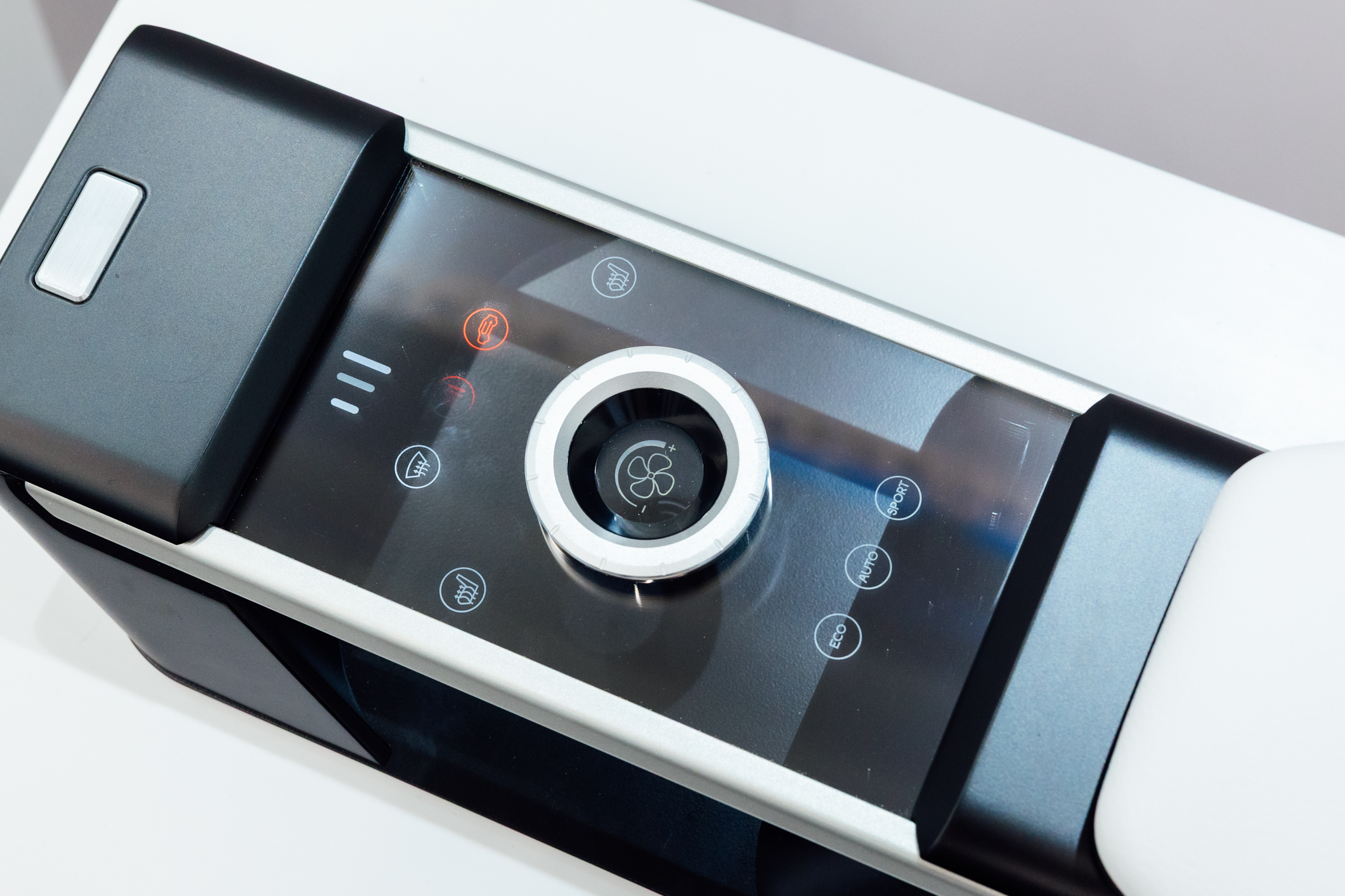 以极简设计打造的CrystalSense Console，为中央扶手区带来创新突破，将功能隐藏于简约的外观中，并采用悬浮式旋钮搭配玻璃面板与主动触觉回馈，仅在操作时才显现功能选单，提供直觉且可自定义的互动体验。